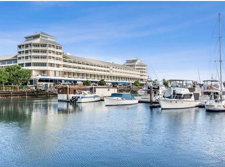 Shangri-La The Marina Cairn